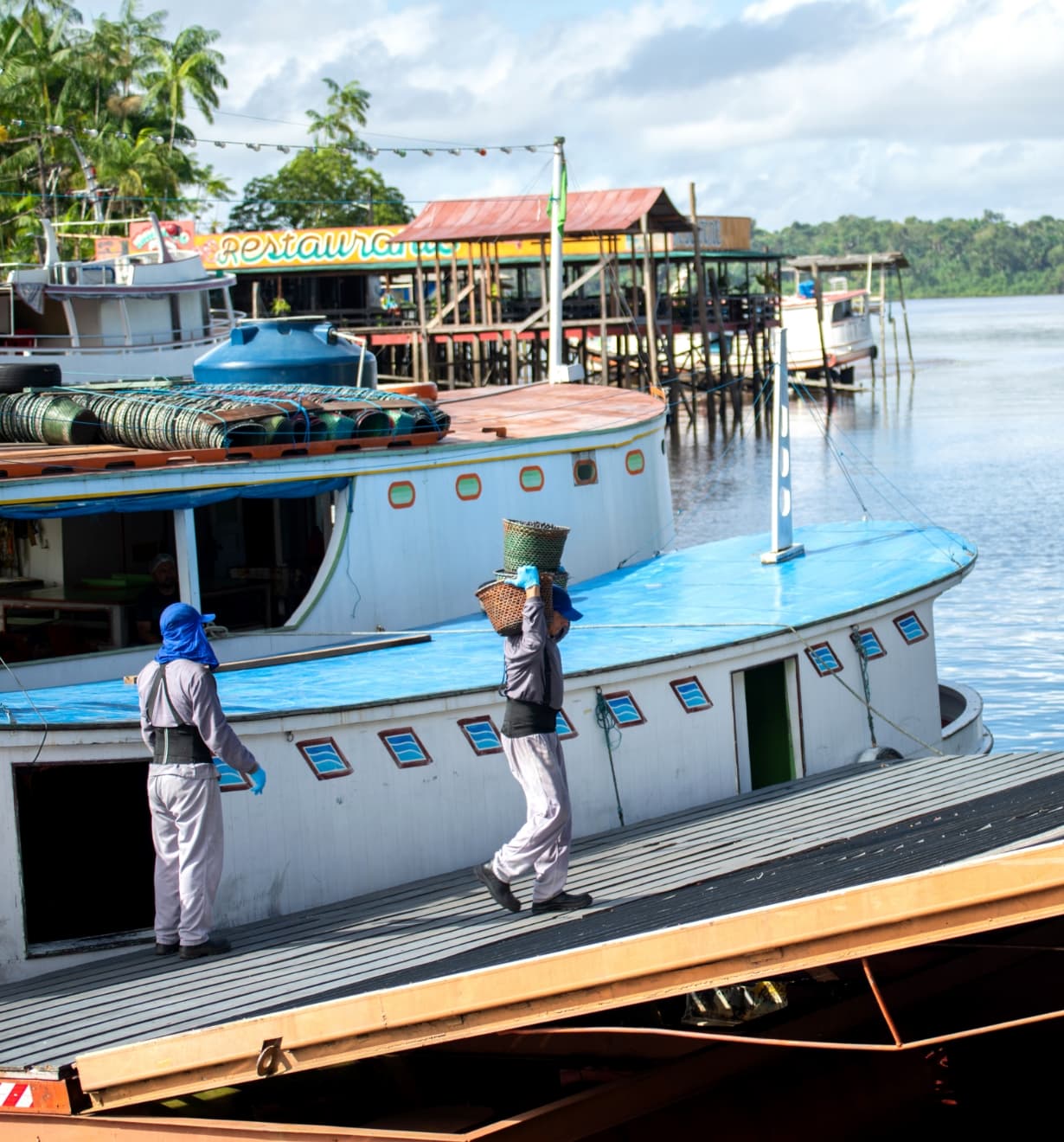 Transporting the açai onto shore